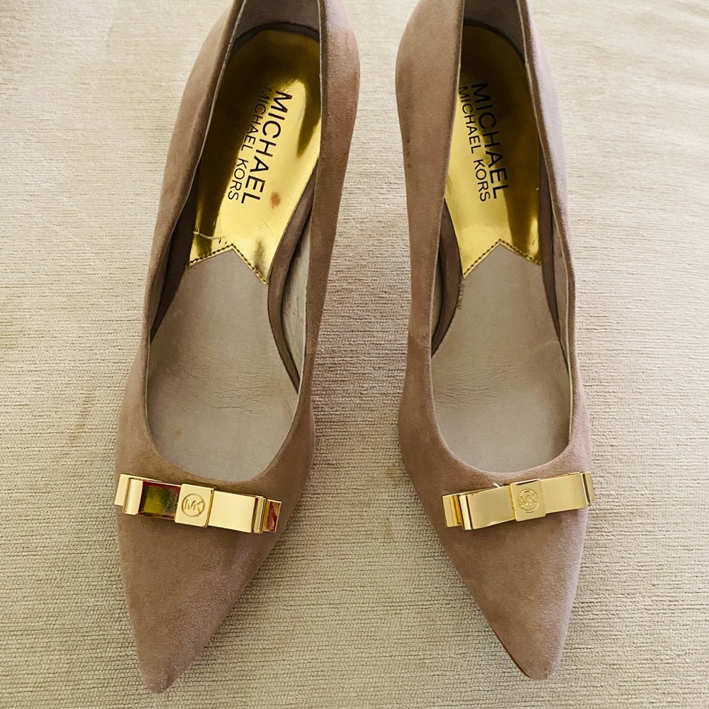Michael Kors beige gold bow heels size 6